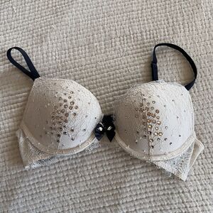 Victoria’s Secret VERY SEXY Lace Swarovski Crystal Bra Size 32B Push Up Beige